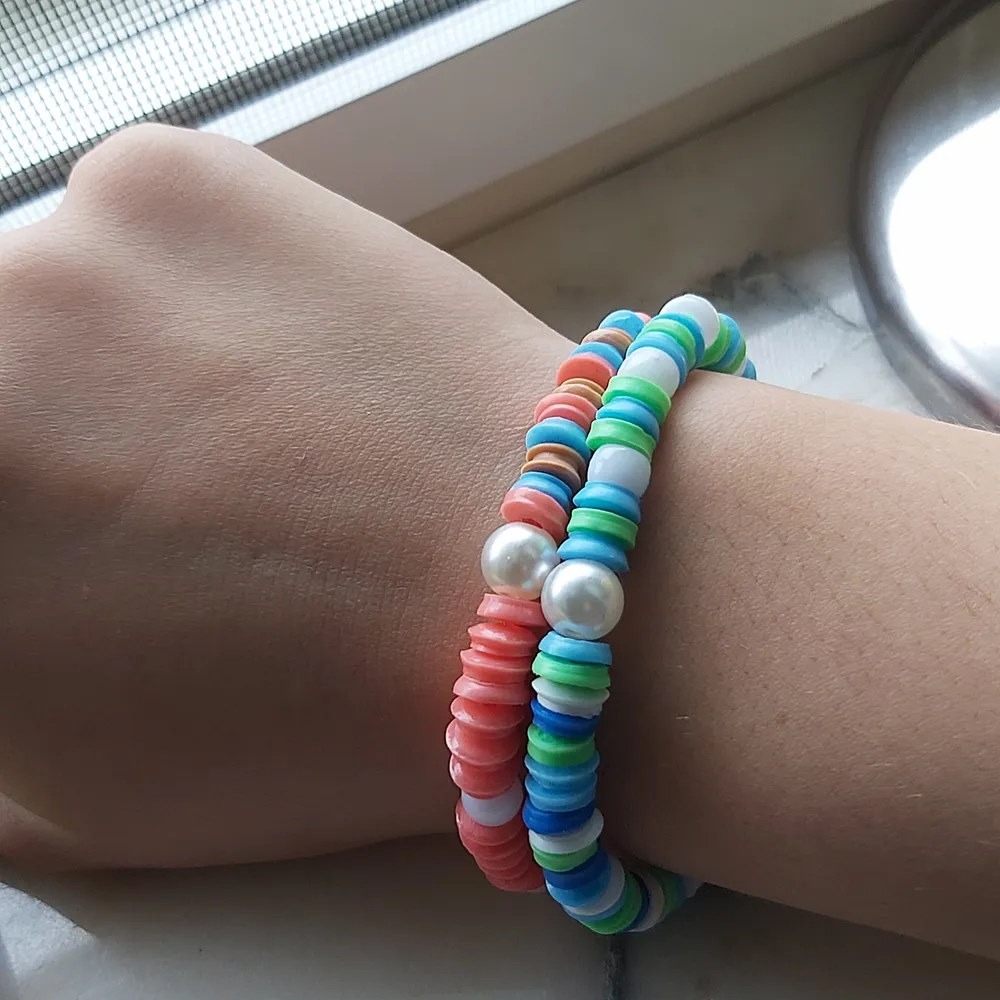 Blåa armbandet för 14kr och det röda för 15kr + frakt!🌿 Armband med plattar olik färgade pärlor🥝🧸. Asusteet.