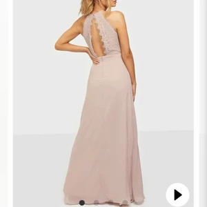 klänning i storlek 38 - Dusty pink långklänning i storlek 38! Den är använd endast en gång och är i bra skick👍 Orginalpris 699kr. Köparen står för frakten❤️