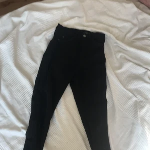 Fina jeans  - Ett par väldigt fina jeans. Använda 4 gånger men i lika bra skick som när jag köpte dom. Sitter väldigt fint och bra på!💘