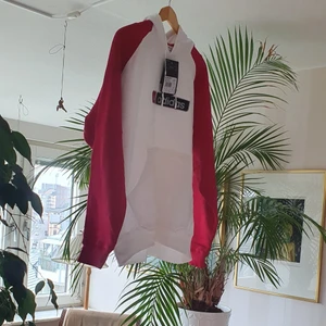 Unisex åkta Adidas tröja  - Ny och passar xxs_xl.säljer den eftersom jag har en annan. Finns fler bilder och bud I kommenterna 