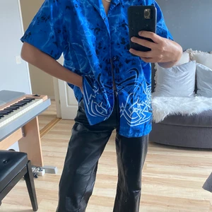 Tribal skjorta - Verkligen fetaste skjortan jag äger. Jag bär vanligtvis S och denna sitter oversize på mig💙