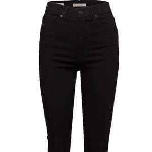 ❗️Lånade bilder ❗️ använda levi’s svarta skinny jeans i modellen Mile high super skinny jeans. Köptes i Frankrike på en Levi’s butik där för några år sedan. Storlek: W25 L30. Säljs på grund av att de nt används längre. Hör av er vid frågor elr för  bilder. 