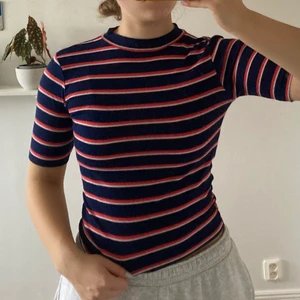 T-shirt  - Randig t-shirt från H&M. För mer info är det bara att fråga 