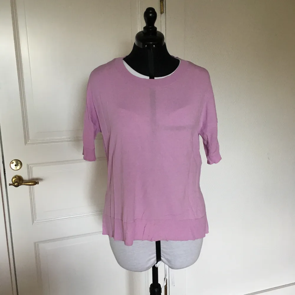 Snygg rosa topp från Selected femme. Säljer då den inte kommer till användning. Kan mötas upp i Göteborg eller så står köparen för frakt!. T-shirts.