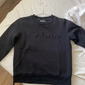 Calvin Klein Sweatshirt  - Min gamla favvotröja! Som tyvärr inte passar mig längre. Är i fint skick. Storlek XS. Köpare står för frakt 💕