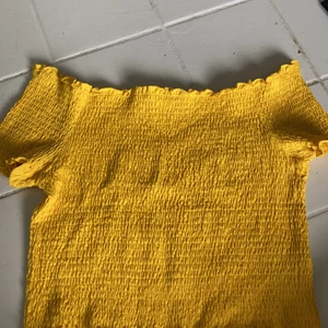 Gul skit cool tröja - Jätte fin gul tröja till salu! Passar m-xl eftersom den är så töjbar. Tar endast swish 
