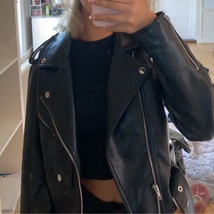 Skinnjacka - Säljer min skinnjacka från bikbok. Nyskick och bara använd ett fåtal gånger💕💕 300kr + frakt, kan annars mötas upp i gävle 