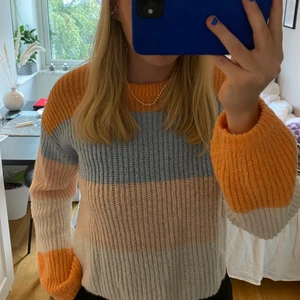 Stickad tröja🤍 - Säljer en stickad randig tröja som är köpt på Cubus. Storlek 158-164 men skulle även säga att den passar dig om du har storlek XS. Pris går att diskutera💖Köpare står för frakten!