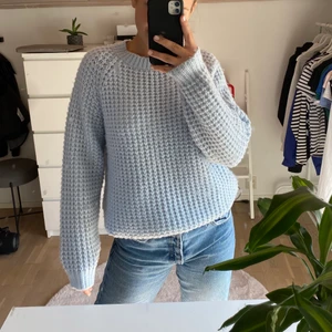 Stickad tröja  - Super snygg och trendig blå tröja, super skön och inte alls sån som kliar, använd fåtal gånger❤️