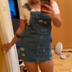 Hängselklänning  - Jätte söt hängsle klänning från pull&bear <3 köparen står för frakt