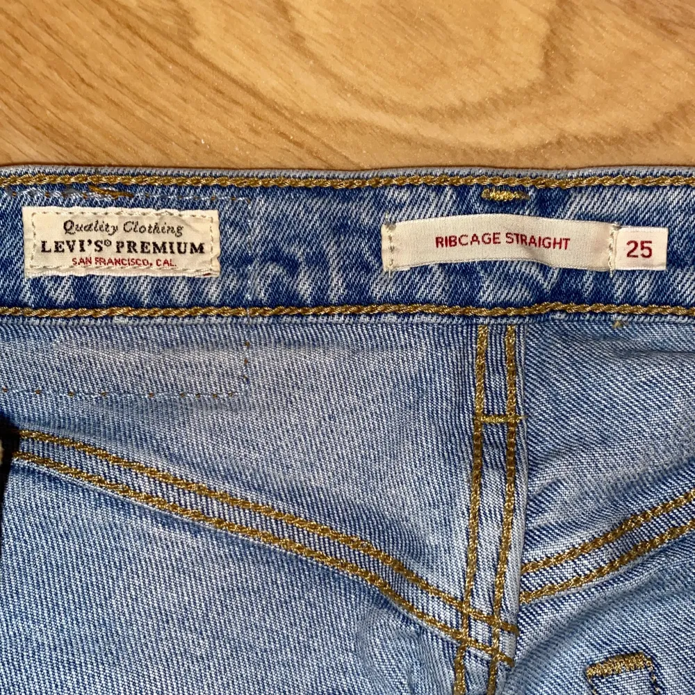 Levis ribcage straight jeans som inte används längre pga byte av stil <3 köparen står för frakt . Jeans & Byxor.