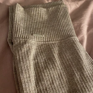 Aim’n tights - Jättefina och sköna ribbade 3/4 tights från Aim’n i färgen ”Latte”. Köpta av en tjej på plick, fick dock inte veta att de var 3/4 och jag använder aldrig den längden på tights. 