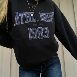   - Säljer min fina oversized sweatshirt från gina :) knappt använd! 