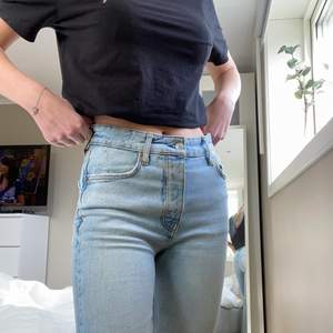 Ett par mid rise jeans från Gina Tricot. Sparsamt använda så i bra skick. Jag är 175 cm lång. Köparen står för frakten 