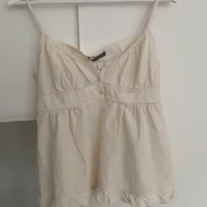 Brandy Melville topp - Oanvänd topp från Brandy Melville med prislapp kvar. Frakten kostar 45kr. Ställ gärna frågor i chatten! 