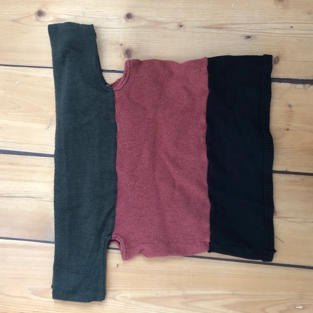 Off shoulder tröja i svart roströd och mörkgrön, egensydd av 2 hand material . Toppar.