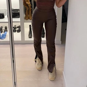 Bruna skinnbyxor  - Bruna skinnbyxor från Nelly. Använd fåtal gånger så i nyskick. Säljer på grund av för stora för mig. Storlek L pris 350kr exklusive frakt, inköpta för 500kr. (Lånade bilder)