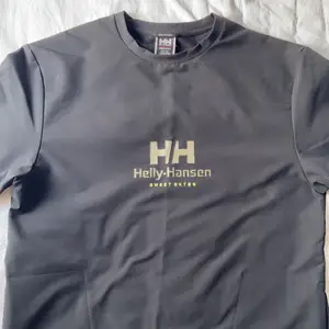 HellyHansen x sweet sktbs tech T-shirt i Storlek S/M