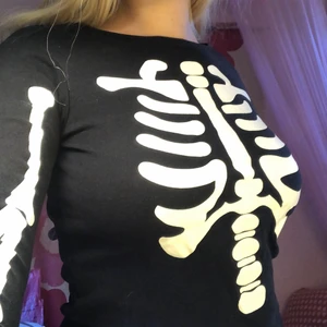 Svart tröja med skelett tryck - Älskar denna tröja men behöver pengar😌😌😌