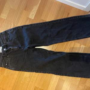 Svara vida jeans från Cubus, köparen står för frakten💕