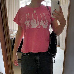 Rosa Zadig tshirt - Jätte snygg rosa T-shirt med gitarrer på från Zadig. Storlek M men funkar också för S. Lite skrynklig på bilden men annars är den i nyskick. Köparen står för frakt