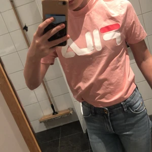 Fila rosa t-shirt💗 - Rosa fin fila tröja med krage aldrig använd🥰