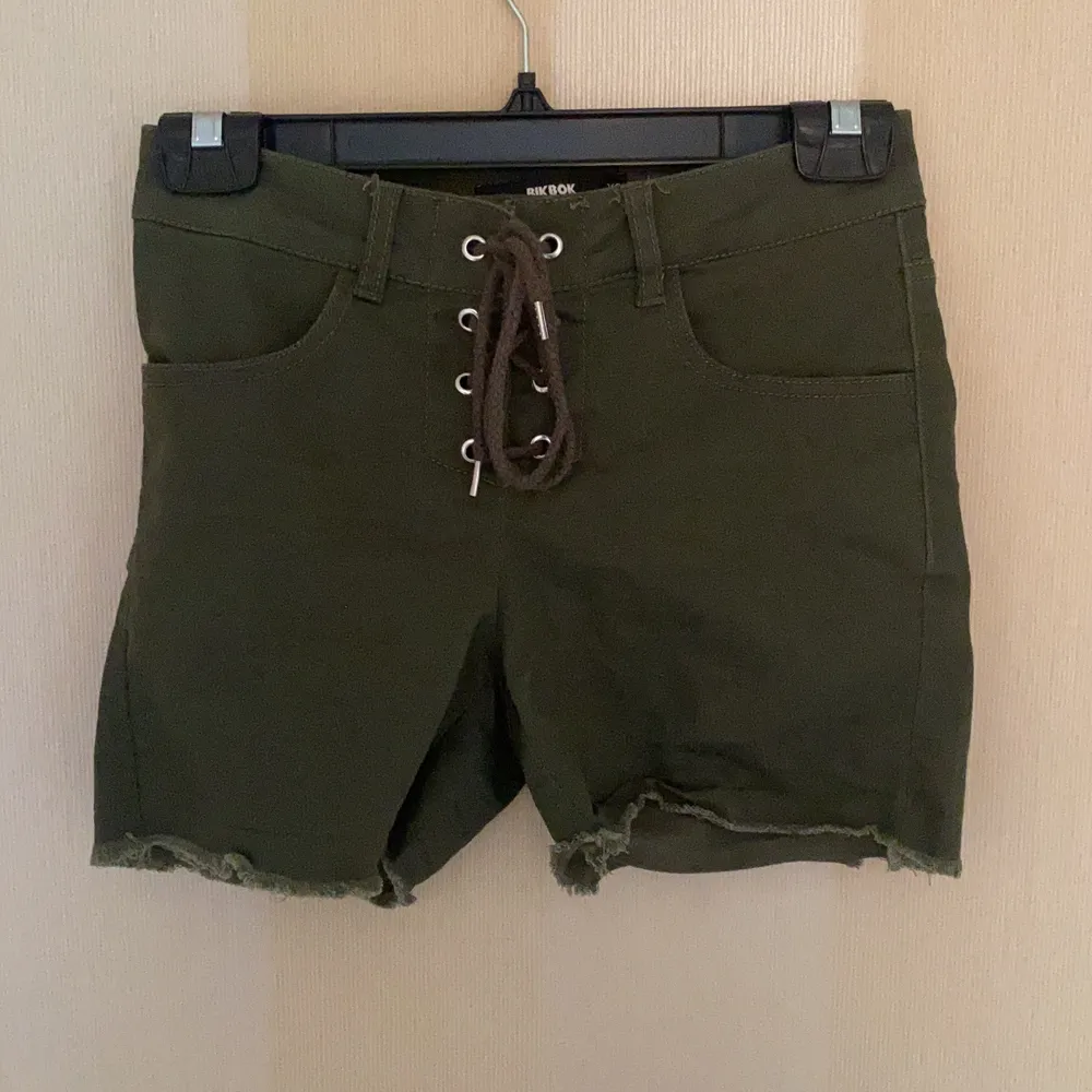 Gröna shorts från bikbok med snörning framtill. Använda ca 2 ggr. Shorts.