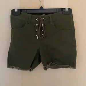 Gröna shorts från bikbok med snörning framtill. Använda ca 2 ggr