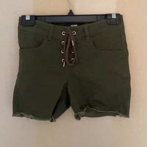 Shorts - Gröna shorts från bikbok med snörning framtill. Använda ca 2 ggr