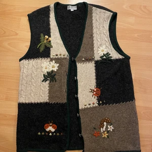 Stickad vest - Stickad vest från BLUHM Collection, riktigt mysigt passar för våren och hösten:) 