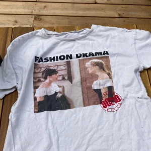 Superfin tshirt med tryck ✨ - Säljer denna jättesöta T-shirt som jag köpte här på Plick! Den kommer från zara från början med lappen är dock borttagen! ☺️ den är inte riktigt min stil och kommer därav inte till användning! 💕 osäker på vad jag köpte för men säljer nu för 49 kr inkl frakt! ☺️