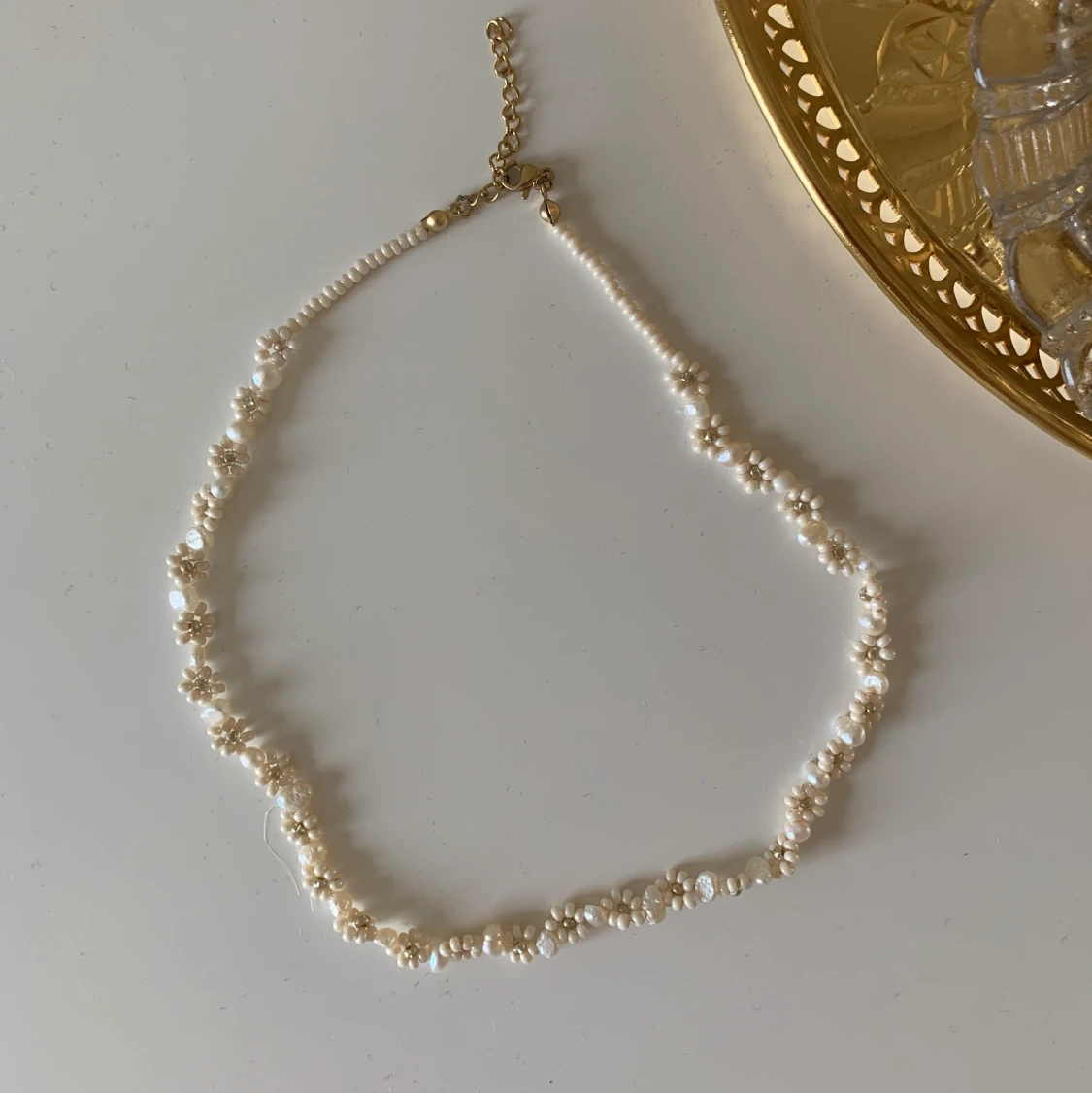 Halsband med äkta pärlor och pärlade blommor🌸🌸 - 90