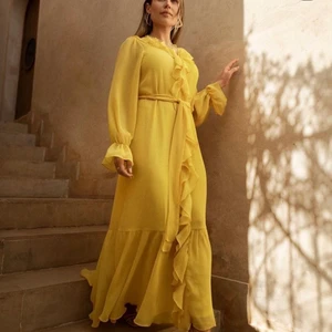 Klänning gul  - En lång klänning gul med band. Använt en gång. Strl 40. Maja lindelöfvs kollektion. 500