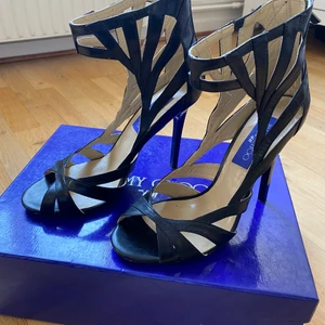 Jimmy Choo for H&M - Klackar från H&M, sliten på sulan men annars i fint skick. Storlek 38