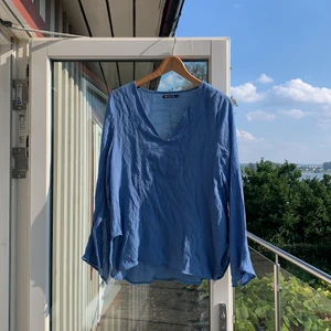 Blus - Blå blus med skärning i armen. Relativt använd men i mycket gott skick. Köparen står för frakten. 