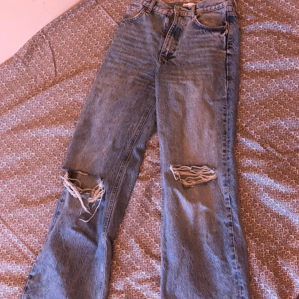 Högmidjade jeans från zara i toppskick! Sitter perfekt på mig som är 173cm och normalt bär 34. . Jeans & Byxor.