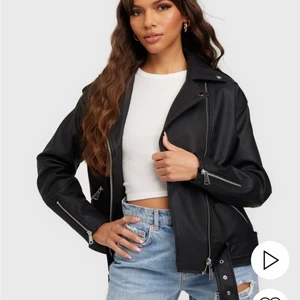 Skinnjacka - LÅNAD BILD! Säljer min super fina missgudied skinnjacka. Så snyggt till massa outfits. Använder tyvärr inte den så mcyket längre. Den är i storlek 38 och oversized i modellen. Nästan slutsåld hela tiden på nellys hemsida. Original pris 499kr säljer min för 350kr! Frakt tillkommer!