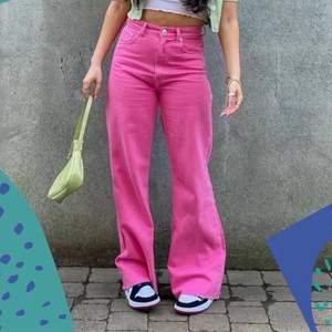 Säljer dessa RIKTIGT balla jeans i rosa färg⚡️💓 Helt oanvända pga köpte i fel storlek. Storlek: 40/Medium. Går att matcha till det mesta, såsom en vit Oversized t shirt eller vad du än känner för🤩💥 OBS. Lånade bilder! Kontakta gärna vid intresse & frågor🥰