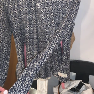 Odd molly kofta i strl xs - Jätteskön och fin kofta i en blandning av marinblå och vit med rosa snören till, den har även ett Odd Molly tryck på baksidan😍Nypris: 2000 💞Bjuder frakt💞