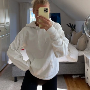 Vit hoodie  - En fin vit hoodie i väldigt gott skick. Storlek S. Perfekt till hösten då den är varm och väldigt skön. Kan mötas upp. 