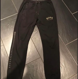 Hugo boss  - Hej jag säljer mina Hugo boss byxor I fint skick de är storlek s och m 