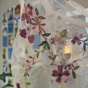 Superfint mesh linne med blomdetaljer, superfin med antingen en bralette eller ett linne under! 