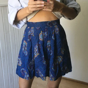 Blå kjol med mönster 🔵 - I fint skick 🔵