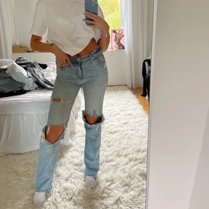 Jeans Zara - Skitsnygga slitna jeans från Zara, med ena bakfickan bortsprätt 👌🏽👌🏽