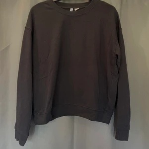 Svart collagetröja - Svart collagetröja från H&M, strl M. Köpare står för frakt