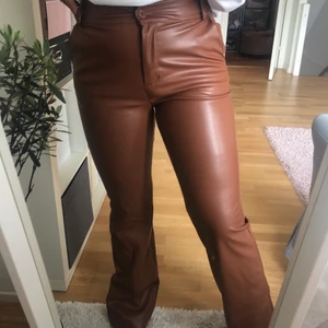 Skinnbyxor - Bruna skitsnygga skinnbyxor från madlady. Säljer för att de aldrig har kommit till användning, lappen kvar. Snyggt nu till hösten!!