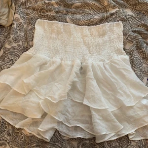 Vit kjol  - En vit kjol i storlek M aldrig använt säljer pågrund av storleken💕✨