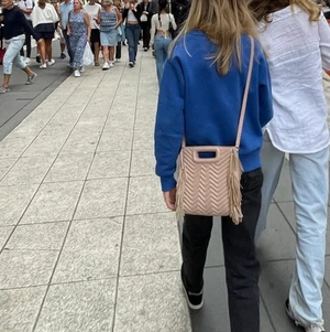 MAJE VÄSKA  - !!INTRESSEKOL!! kollar nu intresse på min älskade maje väska!! Säljer ändas vid bra pris ❤️❤️ skriv privat vid intresse. (Har dutchbag och kvitto) 