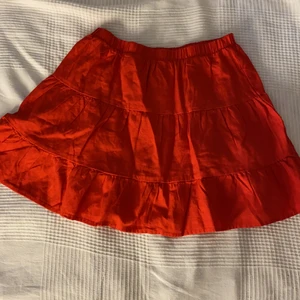 Röd volangkjol från Bershka❤️🤩 - Aldrig använd fick i födelsedagspresent ❤️ storlek M men passar S kanske till å med XS ❤️