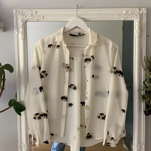 Söt skjorta - Jätte gullig zara skjorta med elefanter på🥰 Nästintill oanvänd, skriv för mer info och bilder! Priset går att diskutera, köparen står för frakt ❤️